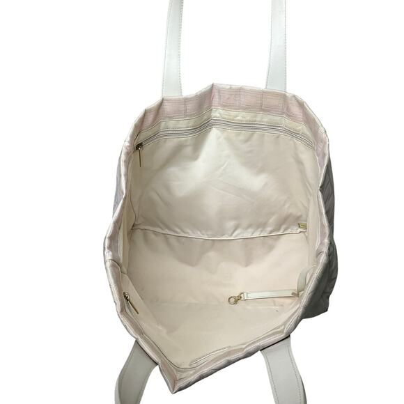 682. CHANEL Tote Bag - Perfect for Everyday Use! - Picture 8 of 9